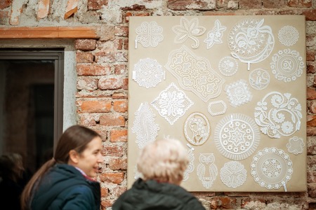 Klekljane čipke Rezke Kordež in Sekcije Lipa Ravne pri Društvu klekljaric Koroške  odprtje občasne razstave (23)